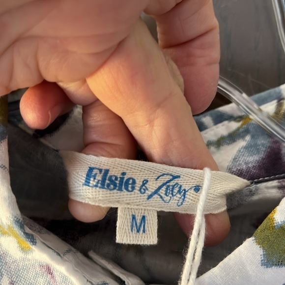 Elsie & Zoey 3/4 sleeved long floral top. Size Medium but runs small. NWT - Picture 2 of 10